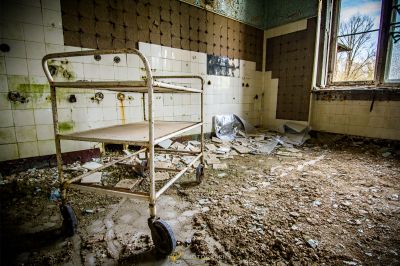 Ein schmutziges Zimmer mit einem kaputten Bett und einem kaputten Fenster